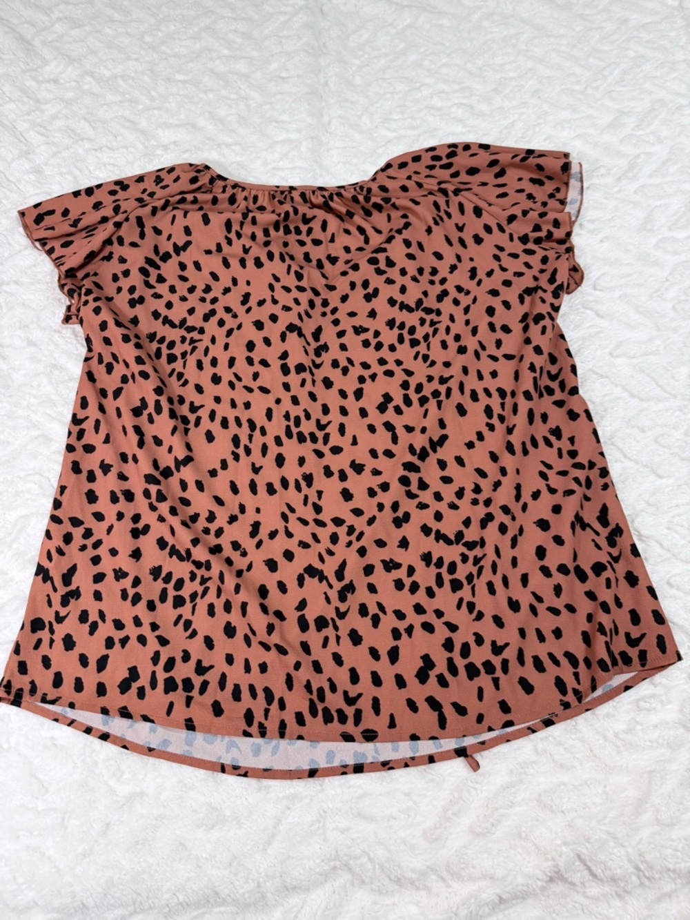 Simple Fun Rust Spot Print Flutter Sleeve Top - Picture 7 of 12